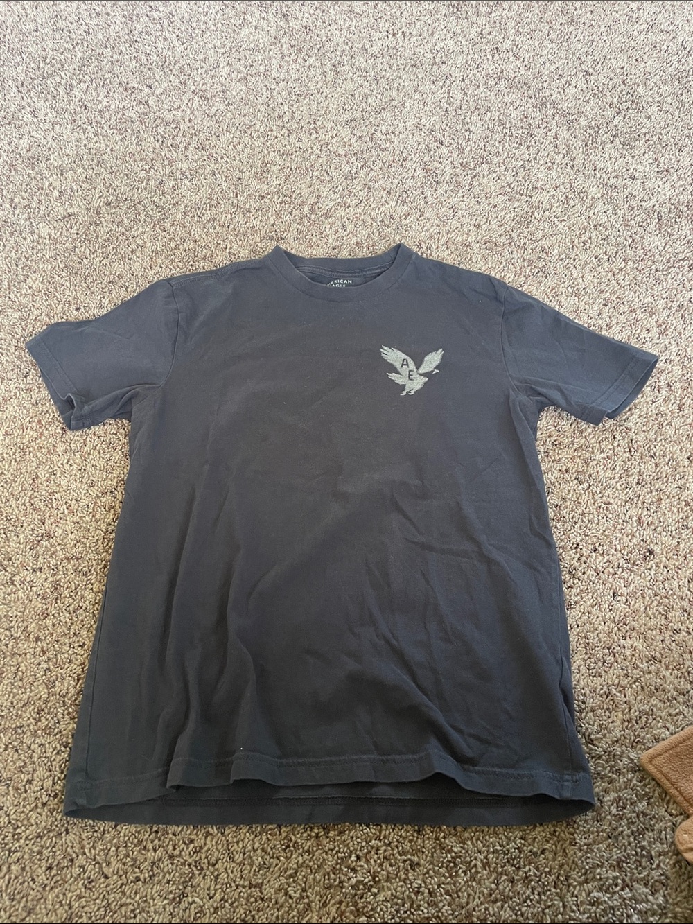 American Eagle Men's charcoal grey Men’s XS-Sleeve Tee with Chest Eagle Emblem